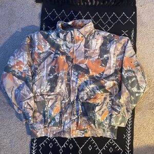 Vintage All Over Woodland Camo Bomber Jacket
PTP- 23’
length-27’
sleeve-23’